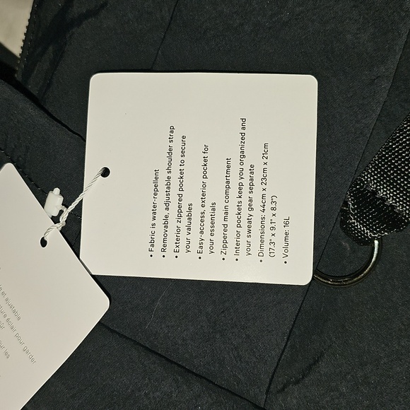 Lululemon On My Level Barrel Duffle!! BLK/GOLD! Nwts, Beautiful Bag!! - Picture 13 of 13